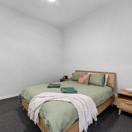 Bay Vista Two Bedroom Waterfront Apartment Redcliffe Exterior foto